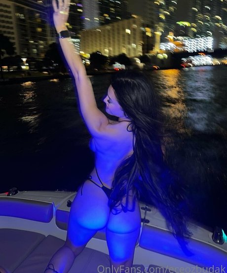 熟女クーガーオンリーファンズ ポルノグラフィック 写真