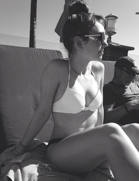 かわいいティーンのオンリーファンズ アート裸 画像