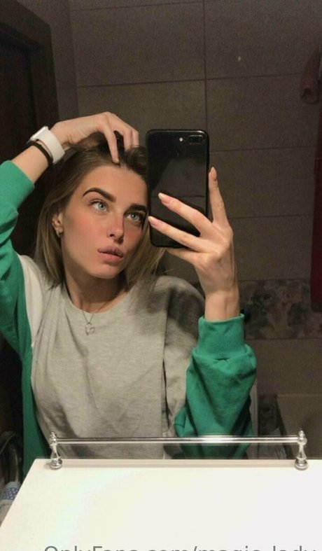 19歳のOnlyFans 美しい裸 画像