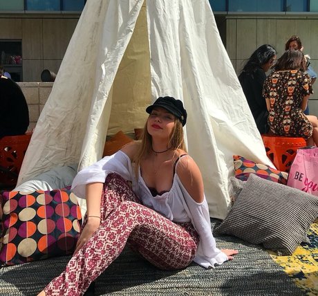 Emilia McCarthy 素敵なスター アーカイブ