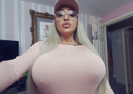 巨乳の赤毛オンリーファンズ セクシーヌード 画像