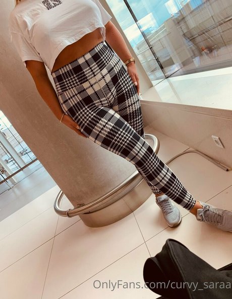 curvy saraa エロティックなポルノスター 写真