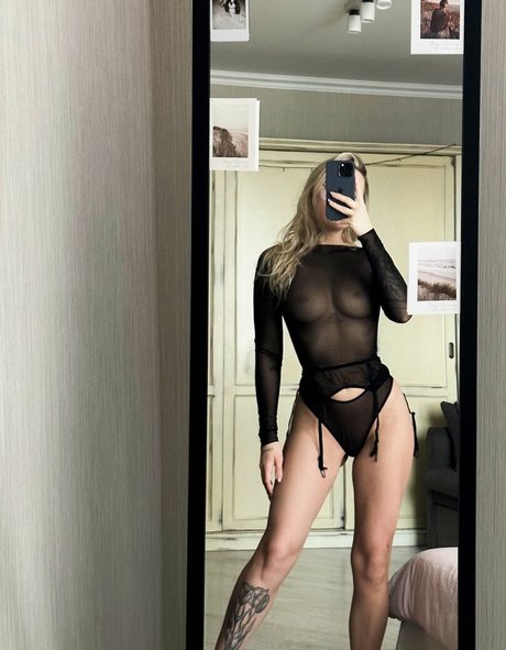 太めのブロンドオンリーファンズ ホットセックス 画像