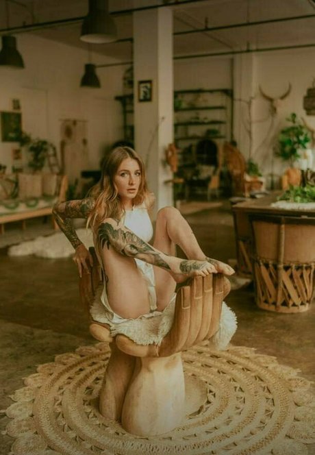 巨大なペニスオンリーファンズ エロチック 写真