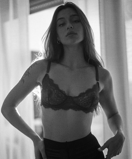 Milana Vino ヌードモデル ギャラリー