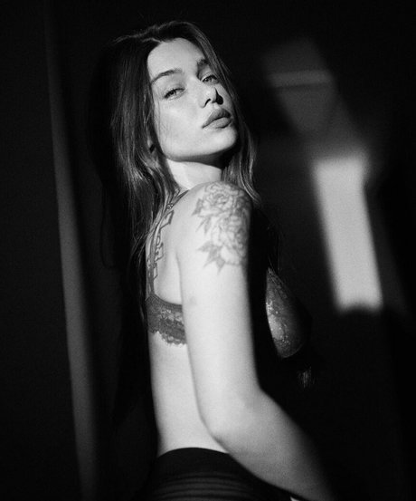 Milana Vino スター 裸 写真