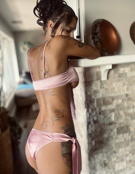 裸の熟女オンリーファンズ ホット 写真