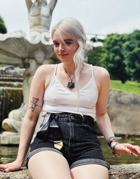 Larissa Zeeuwe アート女優 ギャラリー