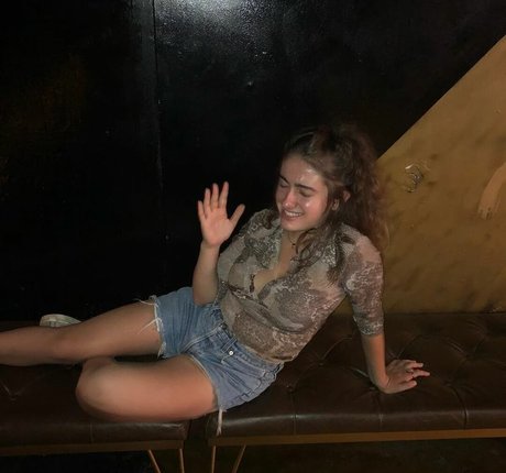 Rachel Sennott アートスター 写真