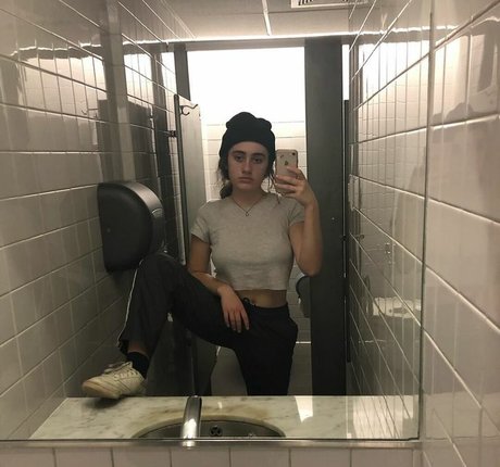 Rachel Sennott ヌードモデル ギャラリー