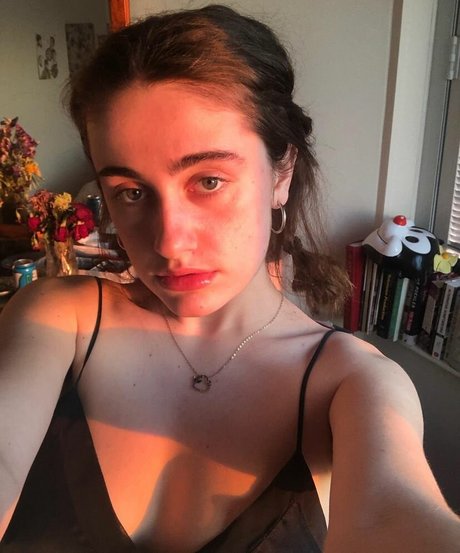 Rachel Sennott 完璧なモデル 写真