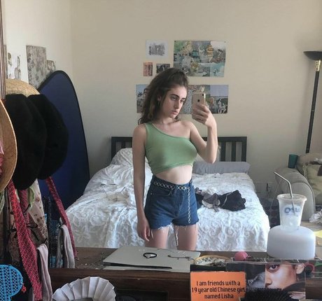 Rachel Sennott ヌードモデル アーカイブ