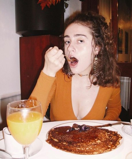 Rachel Sennott スター ヌード 画像