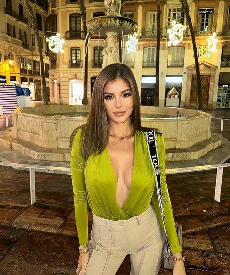 背が高くて巨乳のOnlyFans セクシーヌード 画像