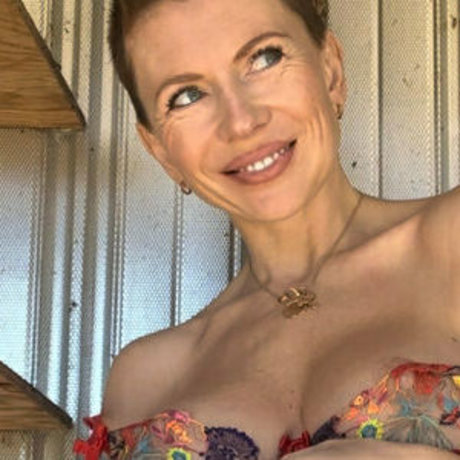 逆騎乗位 オンリーファンズ セクシーヌード 写真