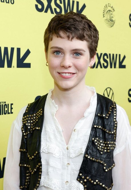 Sophia Lillis ポルノスター ヌード 写真