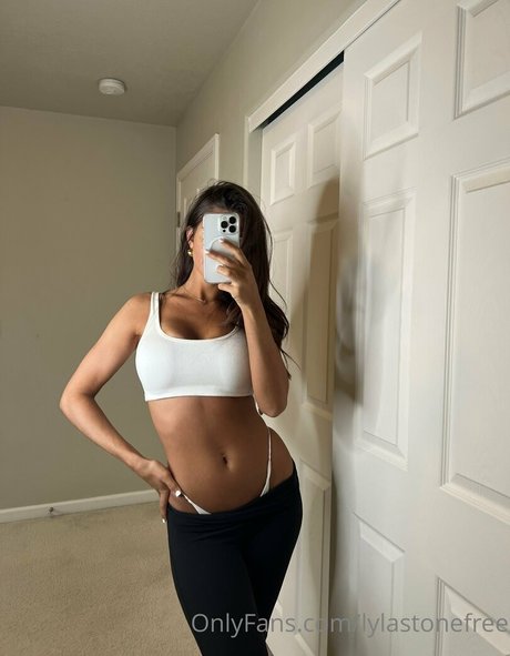 lylastonefree 裸のモデル 写真