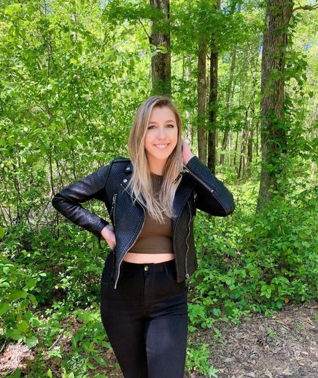 毛深い足のOnlyFans アートヌード ギャラリー