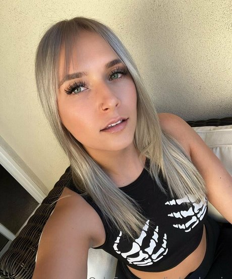 アジア人のガールフレンドオンリーファンズ セクシーヌード 写真