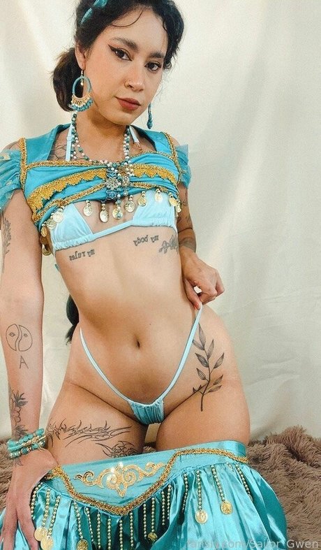 アンバー・オンリーファンズ アート裸 写真