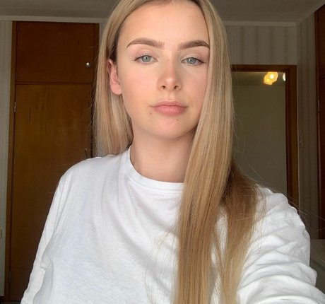 Aluca Jones セックスポルノスター 写真