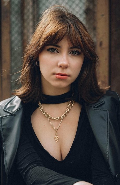 zlatka lesenok エロティック女優 写真