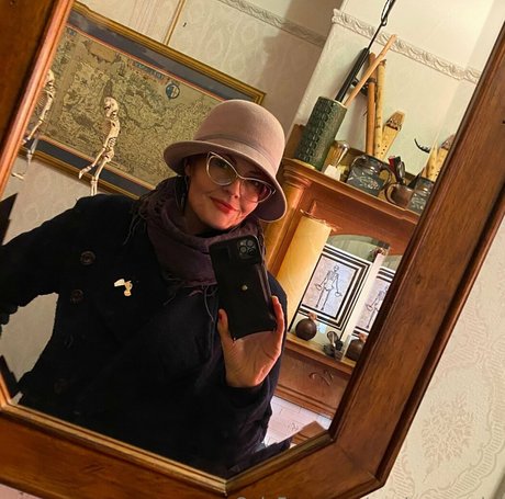 ブッシュ・オンリーファンズ セクシー 画像