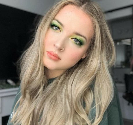 Maya V Henry ポルノスター アート ギャラリー