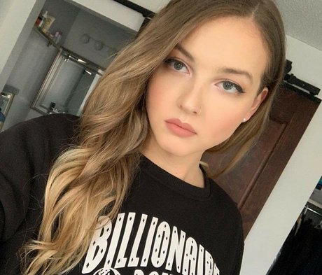 Maya V Henry ポルノスター 写真