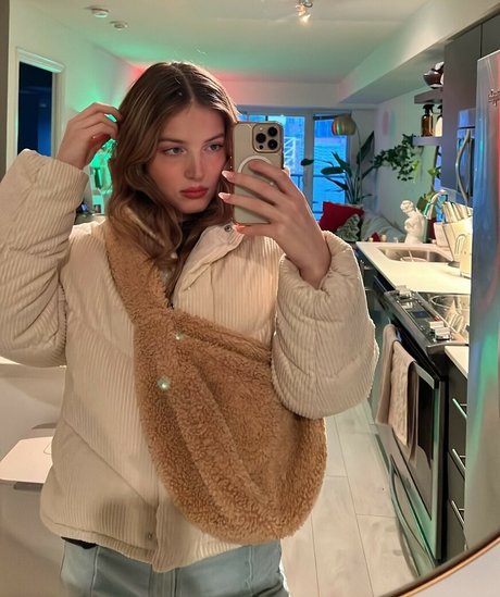 Maya V Henry エロティックなモデル 画像