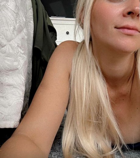 LactatingDaisy セクシーなスター 写真