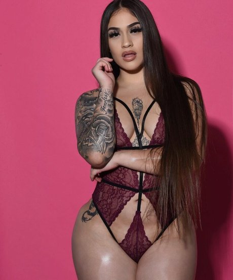 巨大な天然おっぱいオンリーファンズ 美しいヌード 写真