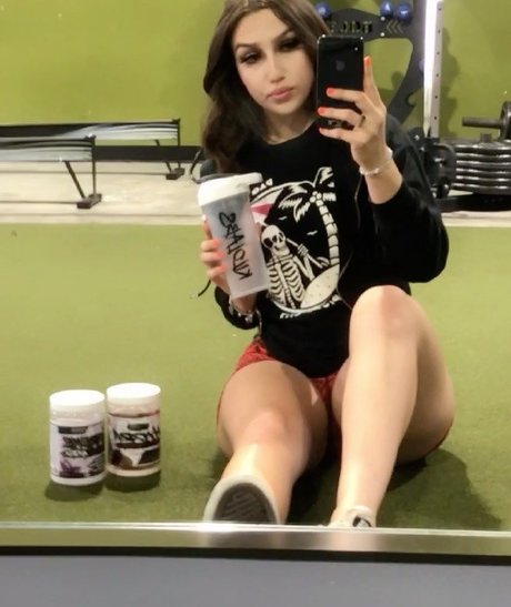 Chloe Flores アートスター ギャラリー