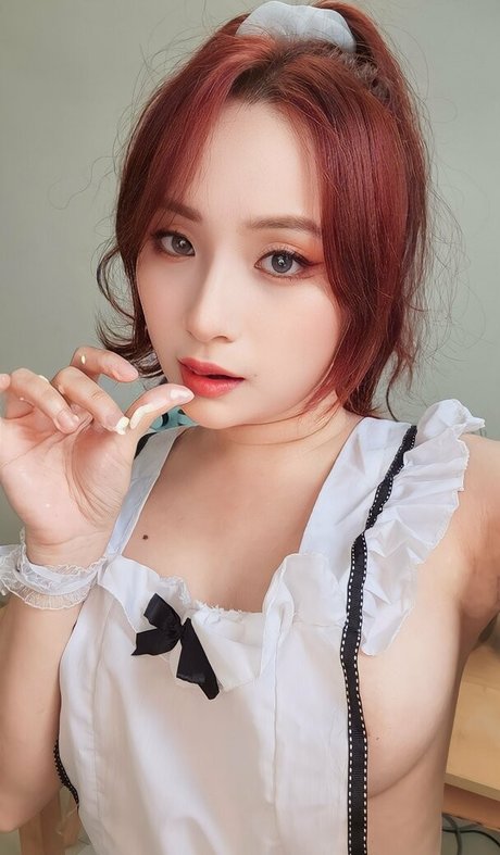 Neyu H Cosplay ポルノモデル 画像