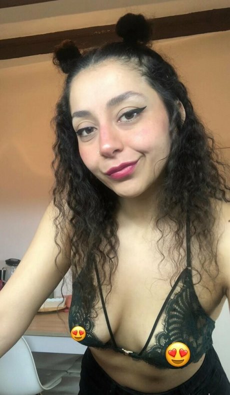 アジア人のティーンの足 オンリーファンズ 美しい裸 ギャラリー