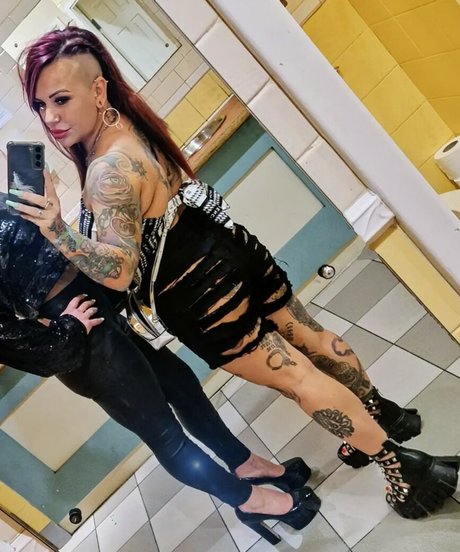 Louise Brereton スター ヌード 写真