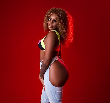 曲線美のラテン系オンリーファンズ アダルト無料 写真