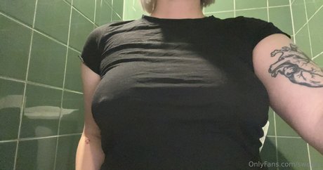 大きな乳首オンリーファンズ セクシーヌード 写真