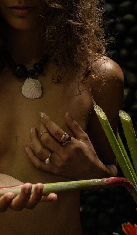 縛られたOnlyFans 美しいヌード 写真