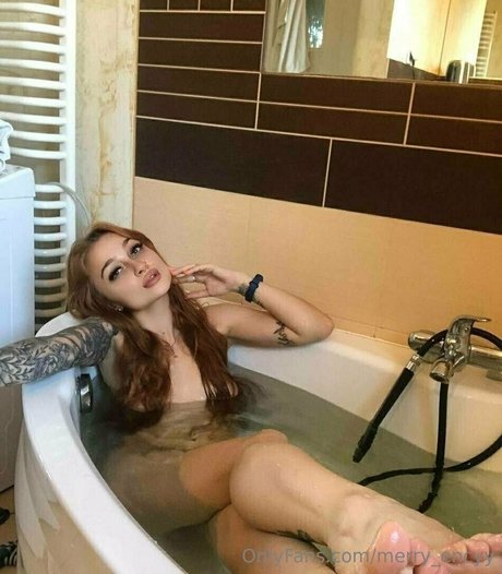 巨乳ブルネットオンリーファンズ アート裸 写真