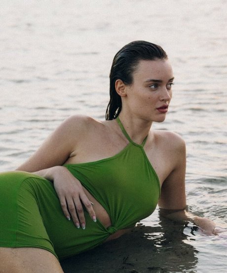 Karin Simanovski アートモデル 写真