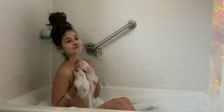 熟女クーガーオンリーファンズ ポルノグラフィック 画像