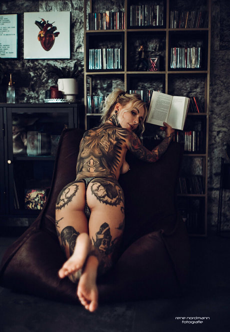 Kristy Von Kashyyyk ヌードモデル 画像