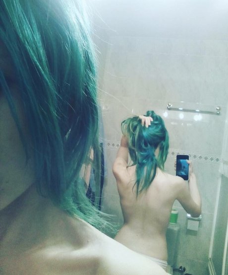 曲線美のラテン系オンリーファンズ ポルノグラフィック 写真