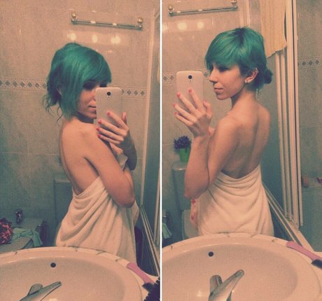 金髪クーガーオンリーファンズ 美しいヌード 写真