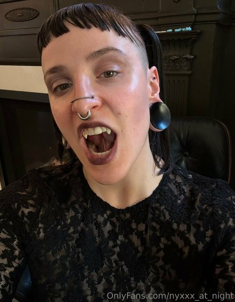 nyxxx at night エロティックなポルノスター 写真