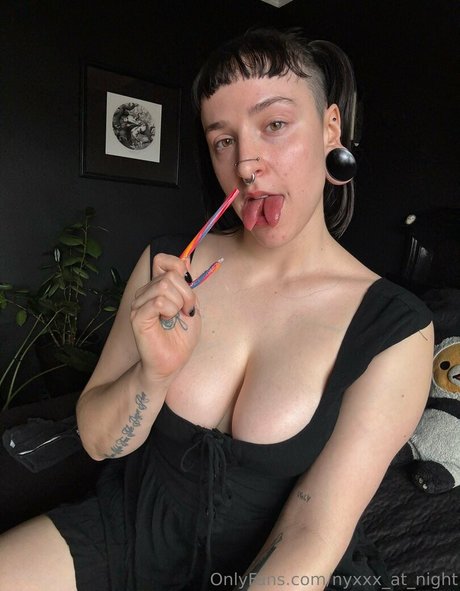nyxxx at night エロティックなモデル 画像