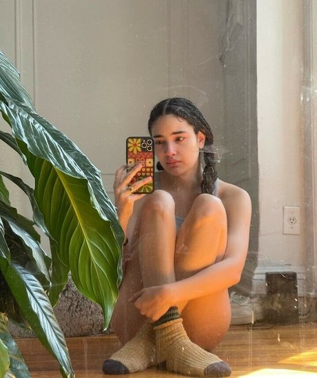 裸の熟女オンリーファンズ 無料ヌード 写真