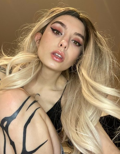 Elis222 アダルトスター ギャラリー