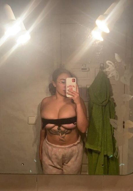 Noemi123130 ポルノモデル 写真